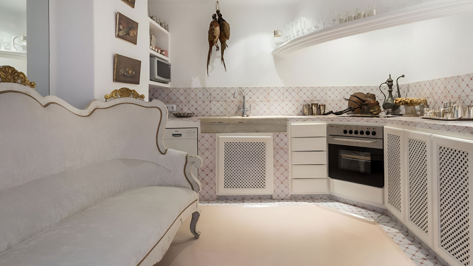 Individuelle Luxusküche im Penthouse mit Vintage-Details und mallorquinischem Flair
