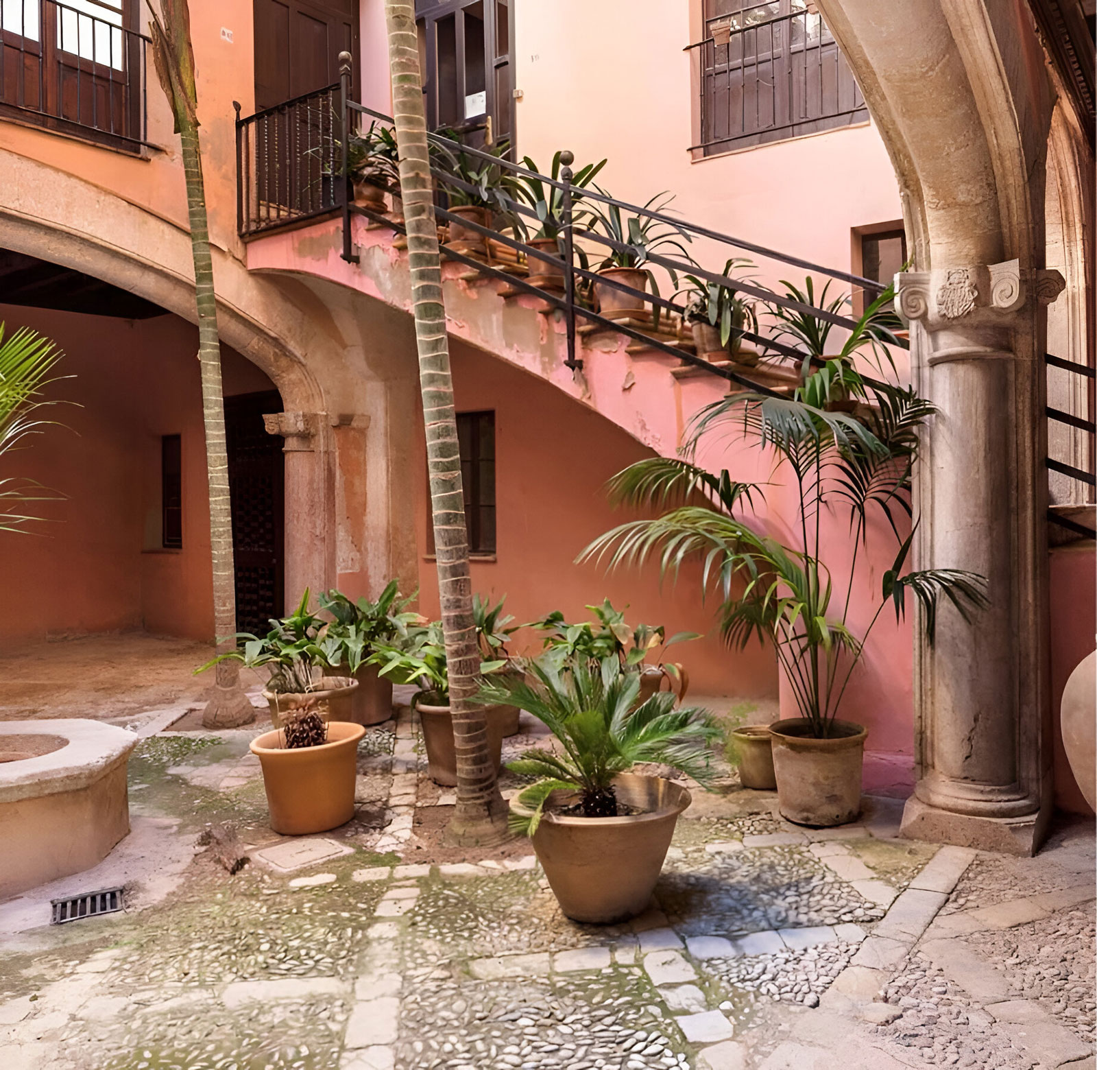 Historischer Innenhof eines Luxus-Penthouses in Palma de Mallorca mit mallorquinischer Architektur