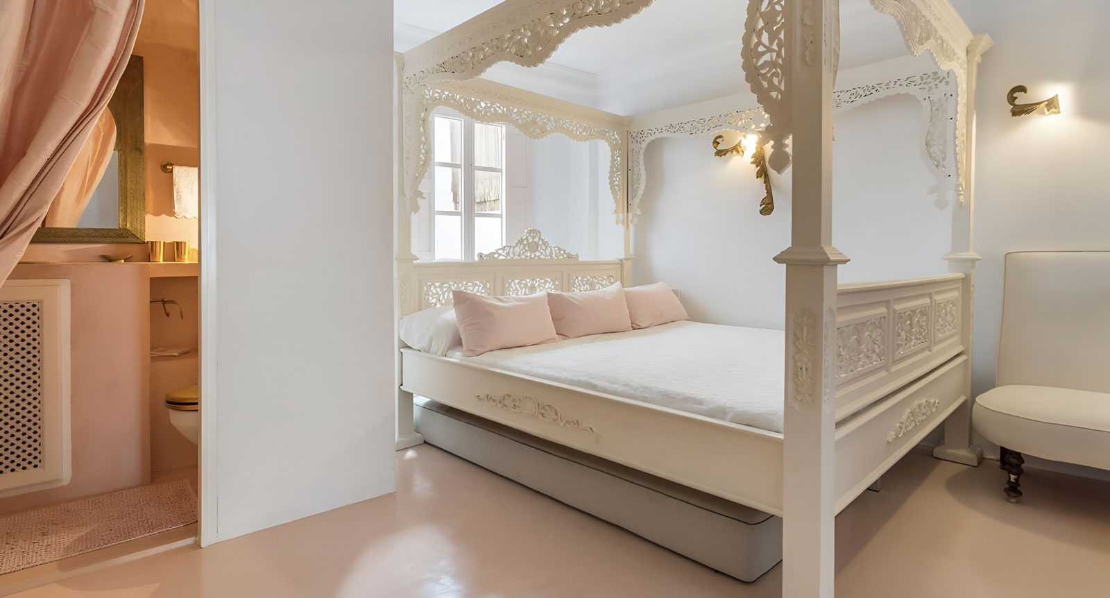 Romantisches Schlafzimmer im Luxus-Penthouse mit geschnitztem Himmelbett und Ensuite-Bad