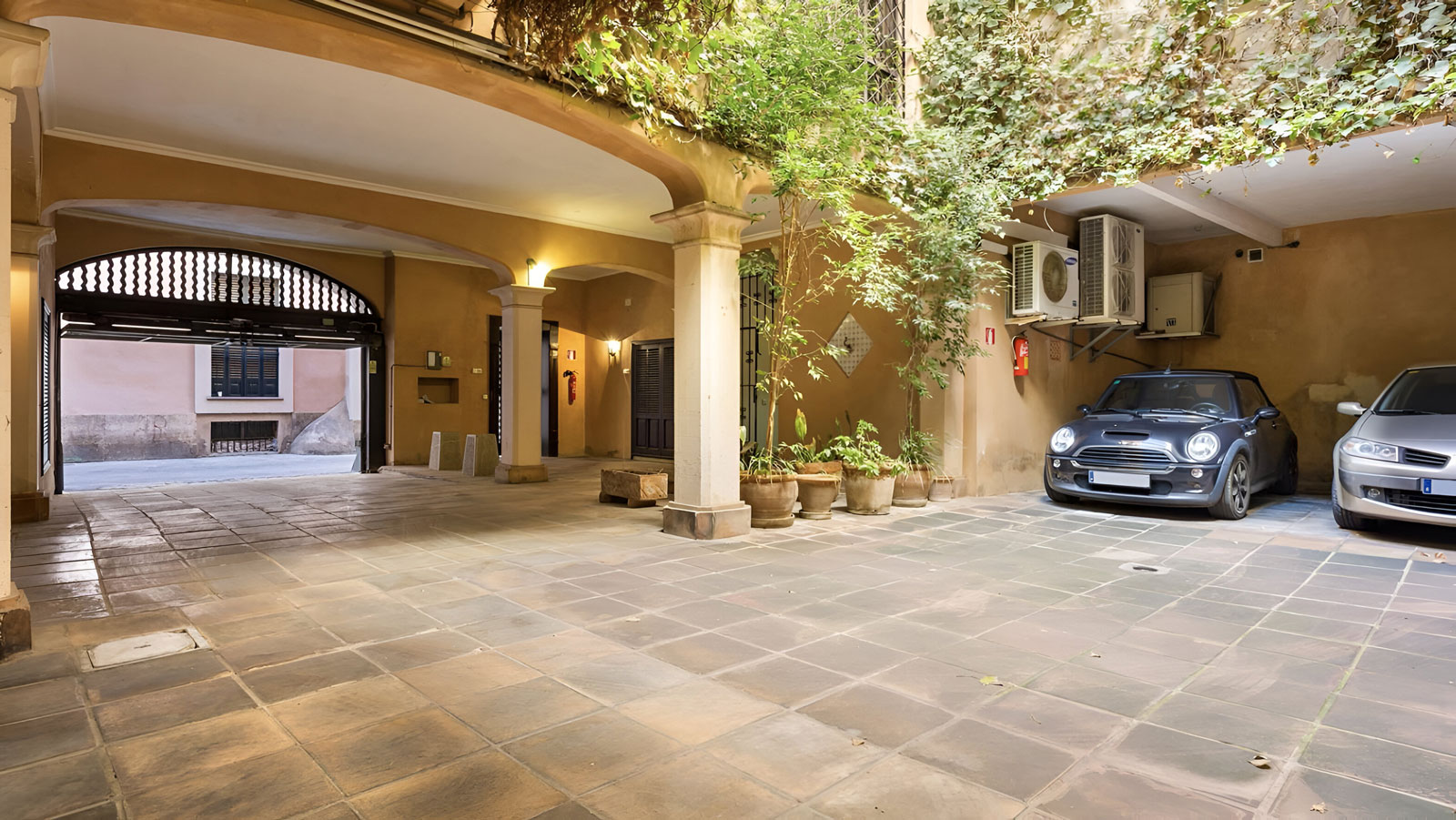 Geschützter Stellplatz im historischen Innenhof eines Luxus-Penthouses in Palma de Mallorca