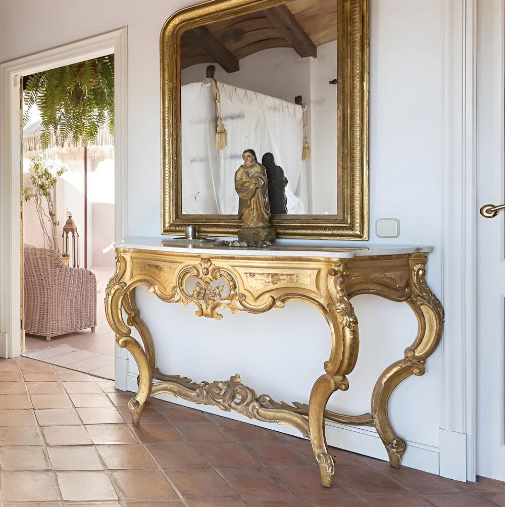 Detailaufnahme im Luxus-Penthouse Mallorca mit vergoldeter Konsole und historischem Flair