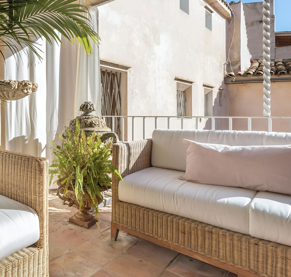 Private Terrasse im Luxus-Penthouse Mallorca mit Lounge und mediterranem Charme