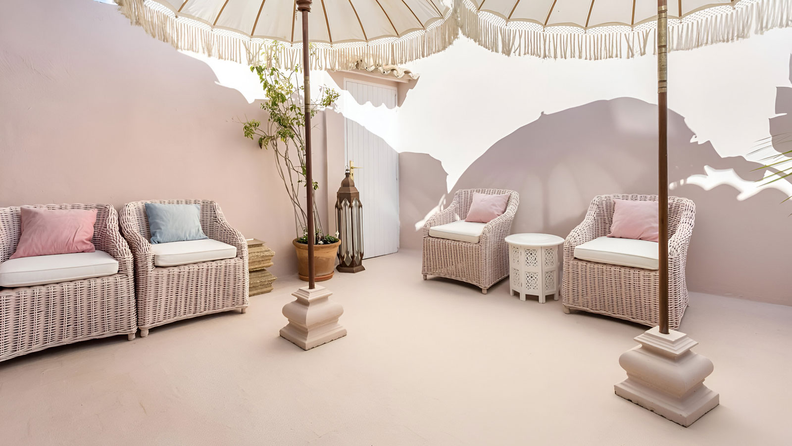 Sonnige Luxus-Penthouse-Terrasse mit stilvollen Loungemöbeln und Boho-Ambiente