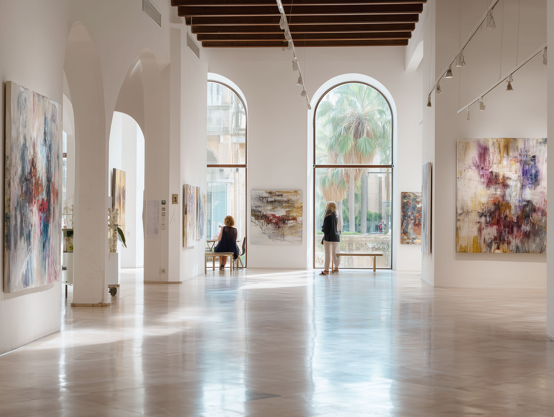 Lichtdurchflutete Kunstgalerie in Palmas Altstadt mit moderner und mallorquinischer Kunst