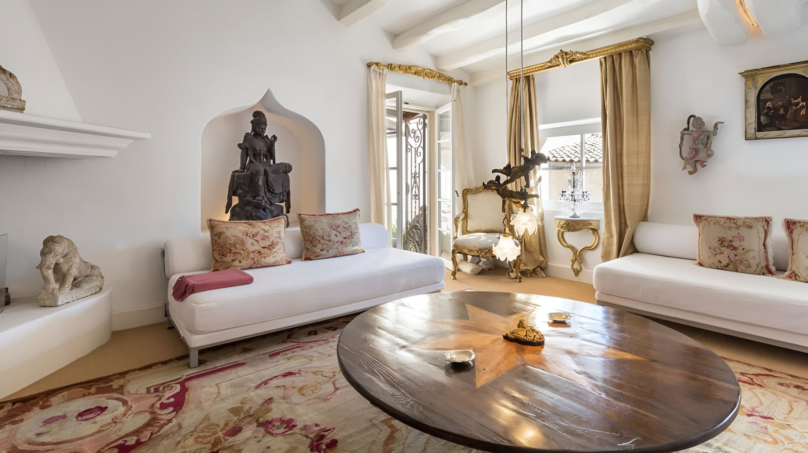Salon im Luxus-Penthouse Mallorca mit freigelegten Holzbalken und klassischer Altstadt-Architektur